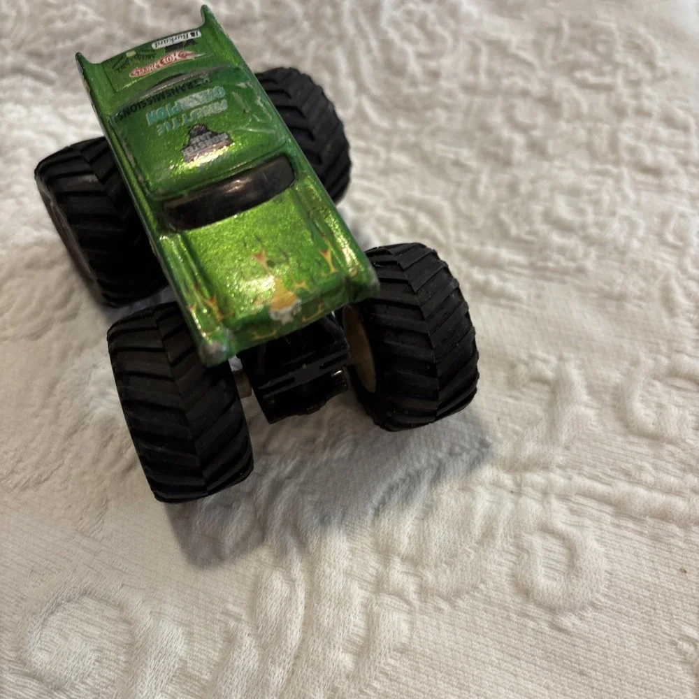 Hot Wheels Monster Jam '57 Chevy Avenger Monster Green Truck Scale 1:64